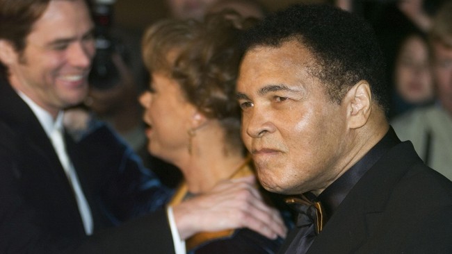 Legenda tinju dunia dari Amerika Serikat, Muhammad Ali, mengecam pernyataan Donald Trump tentang keberadaan umat Islam dan kaitannya dengan kelompok radikal.