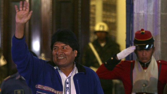 Dengan kemenangan ini, Morales akan memimpin untuk periode ketiga di Bolivia. Dia mengubah konstitusi agar presiden bisa menjabat lebih dari dua periode.