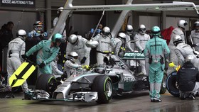 Mercedes Bagikan Bonus Tujuh Juta Pounds