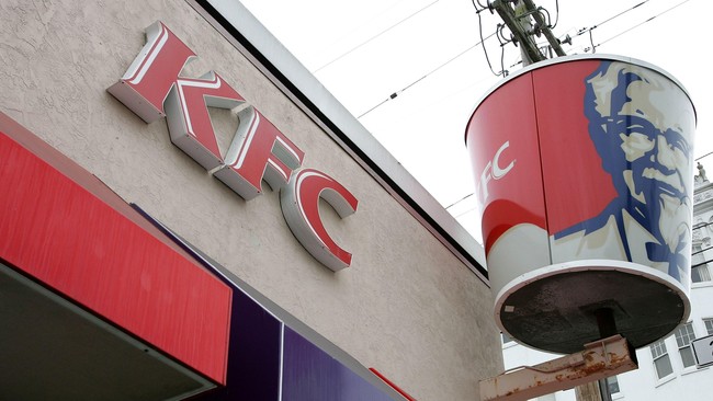 Fredy Jayadi, pria berusia 45 tahun ini mengikuti lomba makan cepat ayam KFC. Namun saat memakan potongan ayam ketiga dia tersedak dan membuatnya tewas.