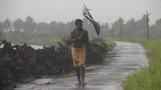 Kawasan Pantai Timur India tersapu oleh Topan Hudhud, yang memiliki kecepatan 205 kilometer per jam dan merupakan topan darat kategori tingkat tiga.