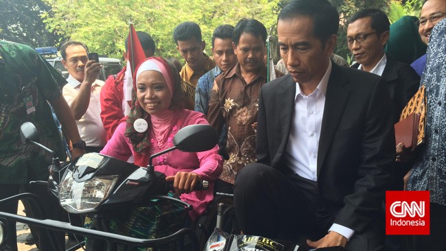 Seorang perempuan yang lumpuh setengah badan menempuh perjalanan dari Sabang ke Jakarta dengan sepeda motor roda tiga. Jokowi ikut mencoba sepeda motornya.