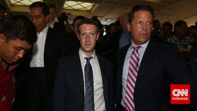 Presiden Terpilih Joko Widodo (kiri) dan Pendiri Facebook Mark Zuckerberg saat bertemu dan memberikan keterangan pers usai melakukan pertemuan di Balaikota, Jakarta, Senin, 13 Oktober 2014. Pertemuan dengan Joko Widodo ini merupakan bagian dari agenda Mark Zuckerberg sebelum menghadiri acara Internet.org Developer Workshop dan akan bertemu dengan operator dan pengembang aplikasi lokal di Indonesia. CNN Indonesia/Safir Makki