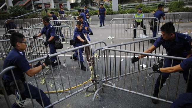 Polisi Hongkong mulai membersihkan ruas jalan utama di Hongkong pada Selasa (14/10), yang sebelumnya diduduki oleh demonstran pro-demokrasi hampir tiga minggu.