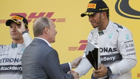 Hamilton Kembali Menangi Duel Lawan Rosberg