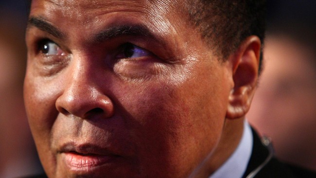 Juru bicara Muhammad Ali, Bob Gunnell, menyatakan bahwa sang mantan juara tinju kelas berat dunia dibawa ke rumah sakit karena terkena pneumonia.