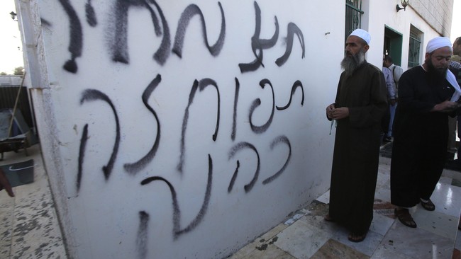 Sebuah kelompok anti-Palestina yang menamakan diri 'Price Tag' diduga membakar sebuah masjid di Tepi Barat Palestina pada waktu subuh, Selasa (13/10).