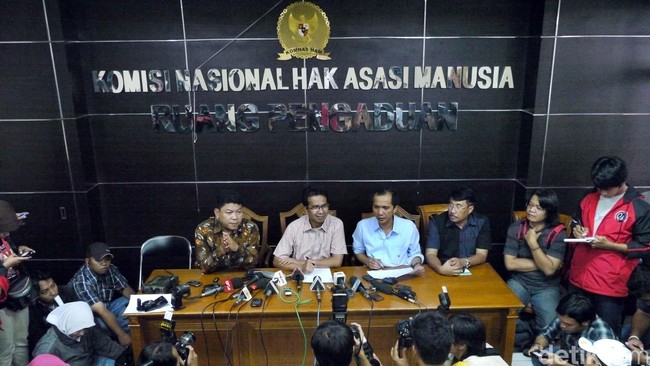 Komnas HAM dan Kejaksaan Agung memaknai berbeda UU No. 26 tahun 2000 tentang Pengadilan HAM. Dampaknya, berkas pelanggaran HAM bolak balik dua lembaga.