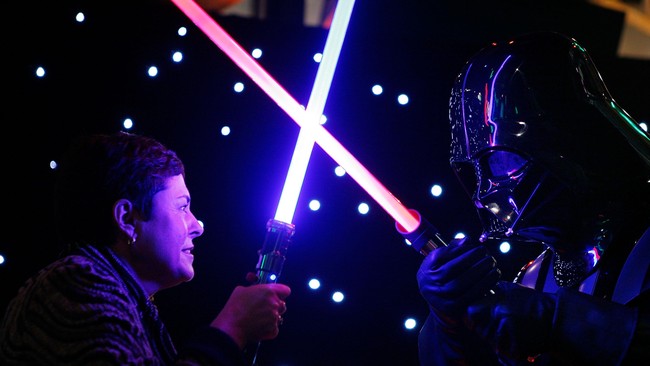 Facebook meramaikan euforia film baru Star Wars dengan membuat filter foto yang memberi efek senjata laser lightsaber.