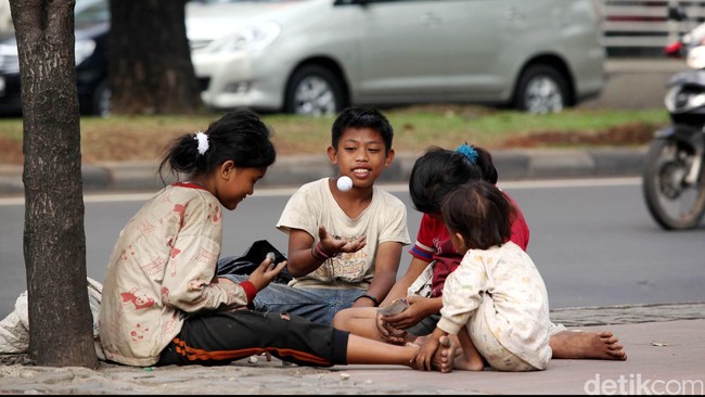 Di Sidoarjo adalah komunitas mahasiswa yang peduli pada anak jalanan. Seperti apa aktivitas mereka sehari-hari?