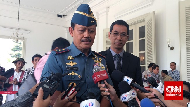 Panglima Komando Armada Kawasan Barat Laksamana Muda TNI Widodo menemui presiden terpilih Joko Widodo. Kedatangannya untuk melapor sebagai pejabat baru.