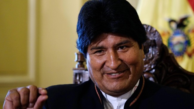 Memimpin Bolivia sejak tahun 2006, Morales memajukan sektor perekonomian dan menyejahterakan rakyat. Namun, kebijakannya dinilai otoriter oleh oposisi.