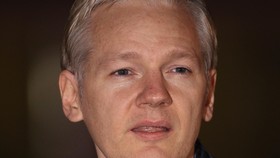 Pendiri WikiLeaks Tak Mau Ungkap Peretas Email Demokrat