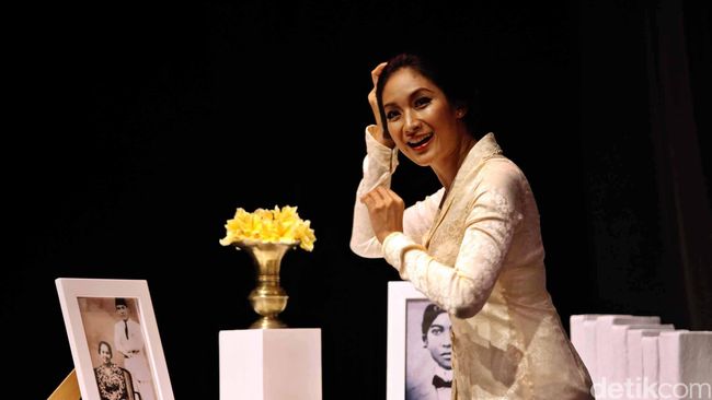 Happy Salma menilai sosok Desak Nyoman Suarti dapat menjadi teladan bagi anak muda karena memberikan pelajaran hidup dari kisah hidupnya.