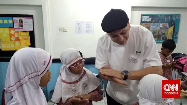 Koki Gerald bercerita, memfasilitasi anak untuk mengeksplorasi makanan dengan indera penciuman sudah menjadi tradisi tersendiri di Perancis.