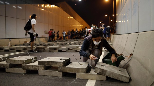 Kebanyakan masyarakat Hong Kong berpendapat agar aksi unjuk rasa mahasiswa menuntut demokrasi lebih besar di bekas jajahan Inggri ini segera dihentikan.