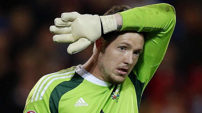 Kiper utama timnas Wales Wayne Hennessey tak bermain saat negaranya kali pertama bermain di putaran final Piala Eropa. Ia ingin bermain melawan Inggris.