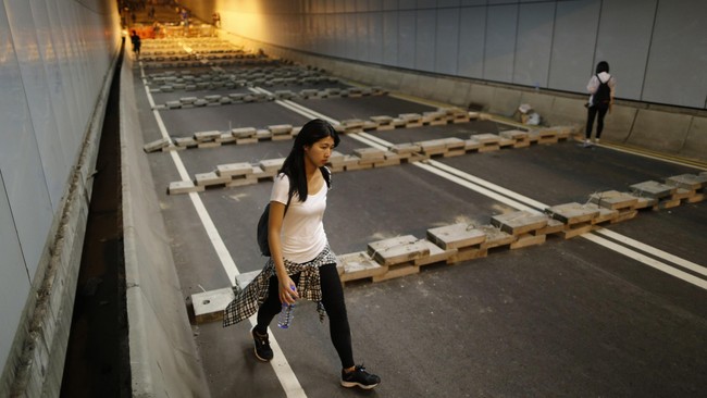 Selain barikade yang dibeton, terdapat juga batu nisan buatan demonstran di tengah jalanan untuk Leung dengan tulisan; 'Bahkan neraka tidak akan menerima Anda'.