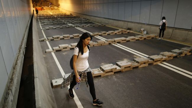 Duduki Terowongan, 45 Demonstran Diamankan Selain barikade yang dibeton, terdapat juga batu nisan buatan demonstran di tengah jalanan untuk Leung dengan tulisan; 'Bahkan neraka tidak akan menerima Anda'.