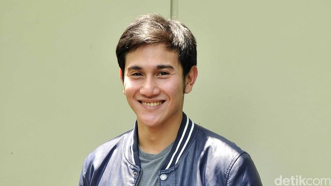 Pertama kali berakting, band rock Kotak langsung merambah layar lebar. Sang vokalis, Tantri, mulanya tak yakin. Tapi Vino G. Bastian membuat mood-nya naik.
