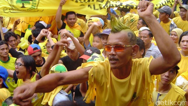 KPK kembali memeriksa anggota DPR dari Fraksi Golkar Charles Jones Mesang, terkait dugaan pemerasan di Kemenakertrans tahun anggaran 2013-2014.