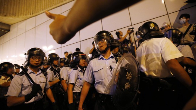 Aksi pemukulan polisi terhadap demonstran yang terekam kamera di Hong Kong memicu kemarahan. Polisi langsung memerintahkan penyelidikan kasus tersebut.