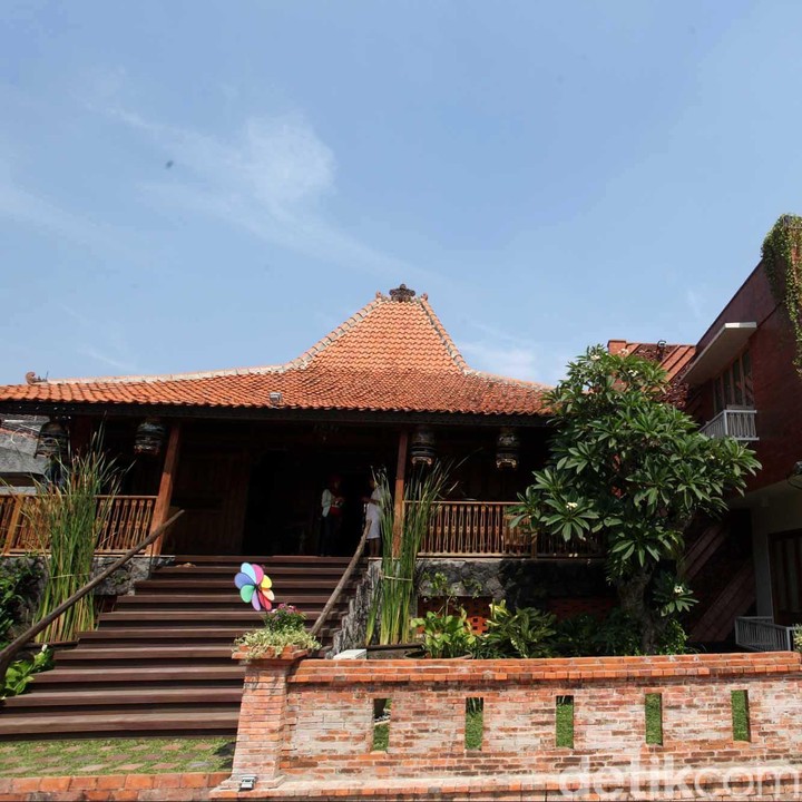 <p>Rumah Irfan Hakim dari tampak luar. Terdapat bangunan seperti rumah Joglo khas Jawa dengan atap yang tinggi dan khas seperti rumah tradisional Jawa. Namun tetap dibangun dan ditata secara modern, Bunda. (Foto: Rengga Sancaya)</p>