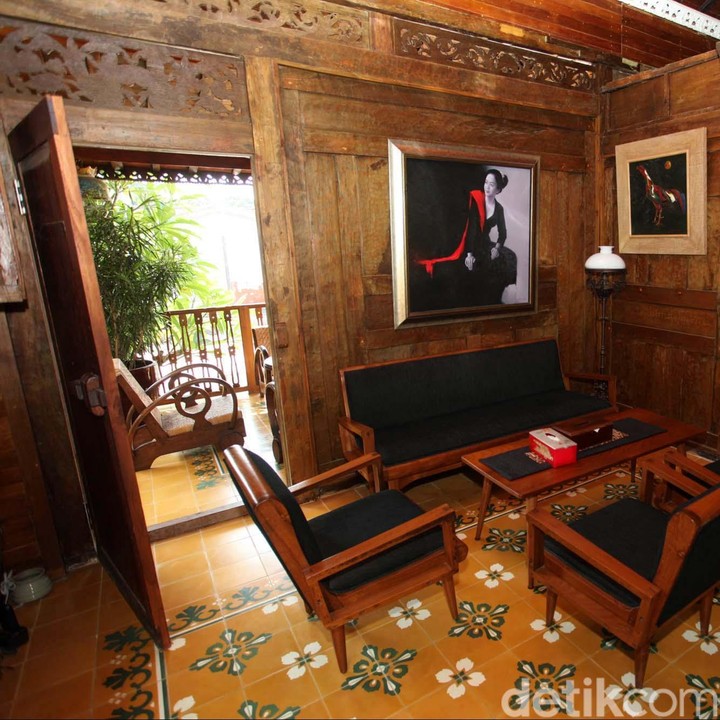 <p>Di bagian dalam, rumah terasa sangat adem dengan nuansa kayu yang mendominasi ruangan. Irfan juga memakai dekorasi yang terbuat dari kayu, Bunda. (Foto: Rengga Sancaya/detikcom)</p>