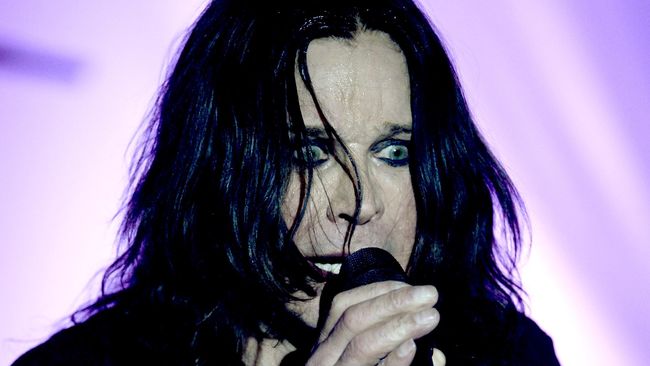 Sang istri, Sharon, menemukan bukti perselingkuhan Ozzy dengan penata rambut, Michelle Pugh, melalui surat elektronik. Tentu saja keluarga sangat kecewa.