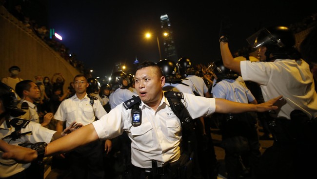 Bentrokan ini memperdalam rasa kebuntuan antara pemerintah yang memiliki pilihan terbatas dan demonstran pro-demokrasi yang semakin berani menghadapi polisi.