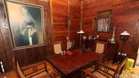 <p>Kental dengan nuansa adat Jawa, rumah Irfan Hakim didominasi dengan unsur kayu. Termasuk perabotan rumah tangga seperti meja dan kursi. (Foto: Rengga Sancaya/detikcom)</p>