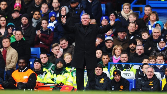 Louis Van Gaal mendapatkan pujian dari manajer tersukses Manchester United, Sir Alex Ferguson. Van Gaal pun jadi tertekan karena pujian pendahulunya itu.