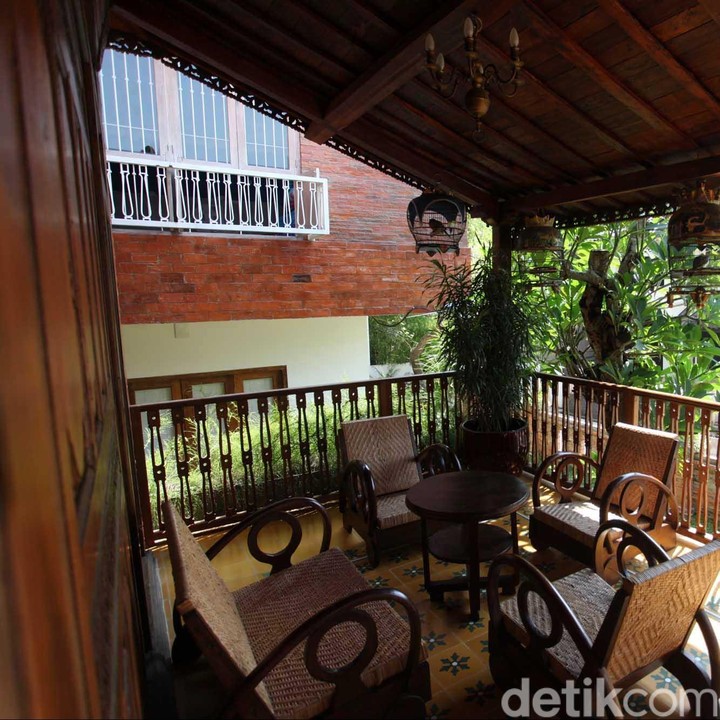 <p>Tak cuma bentuk rumah yang bernuansa Jawa, perabot serta furnitur juga dibuat seragam. Desain interior juga banyak didominasi kayu cokelat. Nuansanya seperti di film-film yang berlatar di Jawa ya? (Foto: Rengga Sancaya)</p>