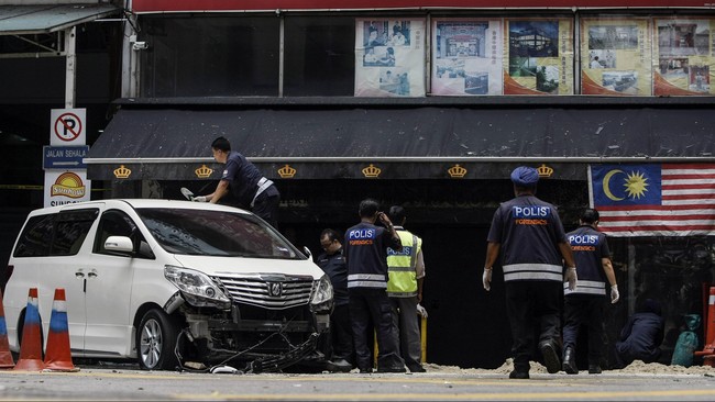 Dalam razia di wilayah Shah Alam dan Damansara, Kepolisian Diraja Malaysia menangkap 14 orang yang diduga terkait dengan kelompok militan ISIS di Suriah.