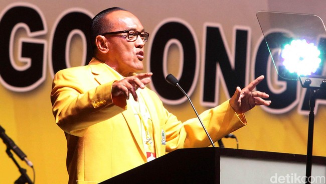 Ketua Umum Partai Golkar Aburizal Bakrie memberi pesan terselubung kepada lawan-lawan politiknya: ia tak mudah ditumbangkan.