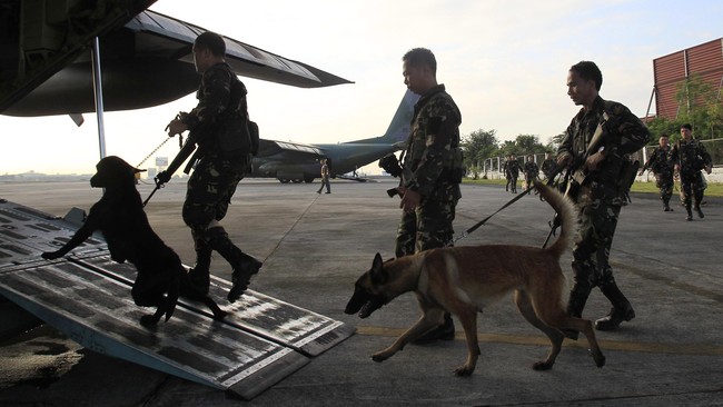 Seiring desakan agar pemerintah Filipina menurunkan izin bagi TNI untuk masuk ke Filipina, pasukan militer negara itu menggempur kelompok Abu Sayyaf.