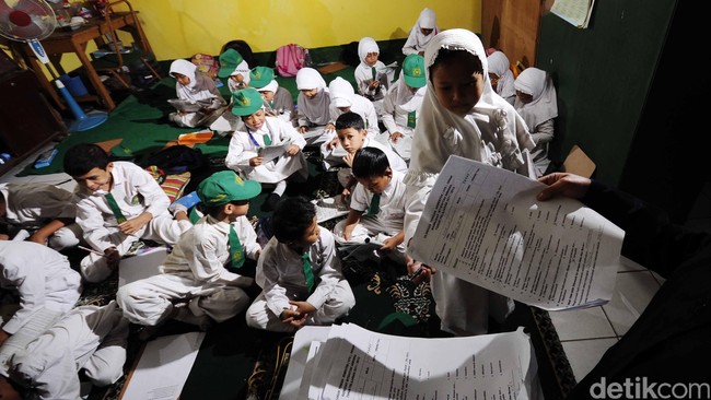 Menteri Pendidikan dan Kebudayaan Anies Baswedan mengakui buku Pelajaran Agama Islam SMA kelas 11 dan 12 dibuat tergesa-gesa untuk mengejar Kurikulum 2013.