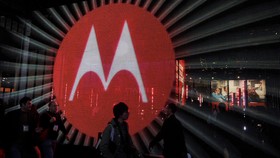 Ponsel Motorola Dongkrak Pendapatan Lenovo