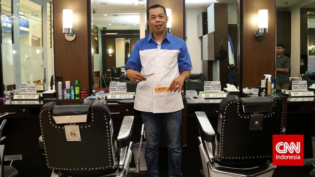 Agus Wahidin, tukang cukur yang tak pernah bermimpi bakal jadi bagian dari sejarah republik. &nbsp;&nbsp;