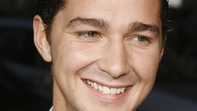 Shia LaBeouf Nyaris Bugil di Video Musik Terbaru Sia
