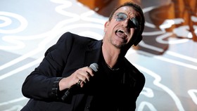 Bono 'U2' Takkan Bisa Lagi Bermain Gitar?