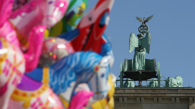 Pemerintah Jerman akan menggelar pesta rakyat untuk merayakan 25 tahun runtuhnya Tembok Berlin. Musik, minuman dan makanan akan mewarnai peringatan ini.