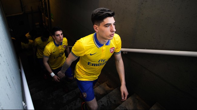 Arsene Wenger mengaku lembur demi mendapatkan pemain baru untuk menggantikan posisi Debuchy dan Arteta yang tengah cedera.
