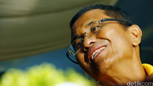 Sejumlah direksi BUMN menilai kinerja Dahlan Iskan sebagai Menteri BUMN layak diacungkan jempol. Dahlan akan kembali ke Surabaya dan menanam pohon Kaliandra.