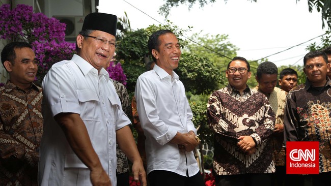 Pertemuan yang disebut Gerindra hendak digelar Presiden Jokowi dan Prabowo di Istana Merdeka sore nanti, ternyata berlangsung siang ini di Istana Bogor.