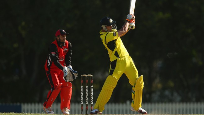 Belum reda duka publik olahraga kriket atas tewasnya Philip Hughes, seorang wasit kriket di Australia juga tewas terkena lemparan bola kriket.