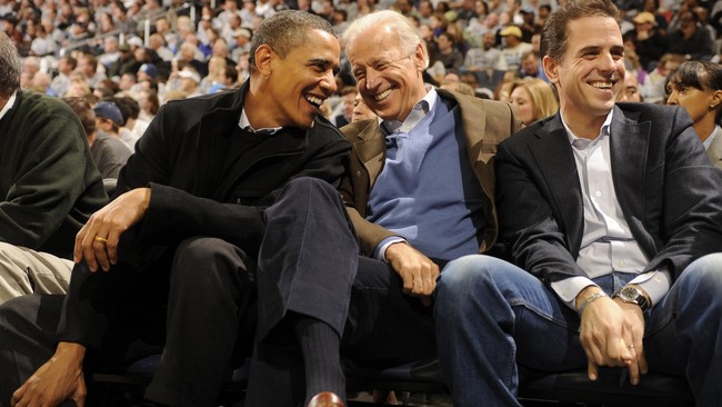 Hunter Biden, anak dari Wakil Presiden Amerika Serikat, Joe Biden, dipecat dari jabatannya di Angkatan Laut AS karena kedapatan menggunakan kokain.