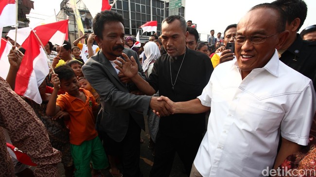 Ketua DPP Golkar Aziz Syamsuddin membela Ketua Umum Golkar Aburizal Bakrie. Menurutnya, Ical punya hak untuk mencalonkan diri lagi menjadi ketua umum partai.