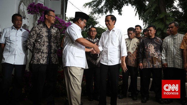 Presiden terpilih Joko Widodo tiba di kediaman keluarga Prabowo Subianto di Jalan Kertanegara, Jakarta Selatan. Pertemuan di hari Prabowo ulang tahun.