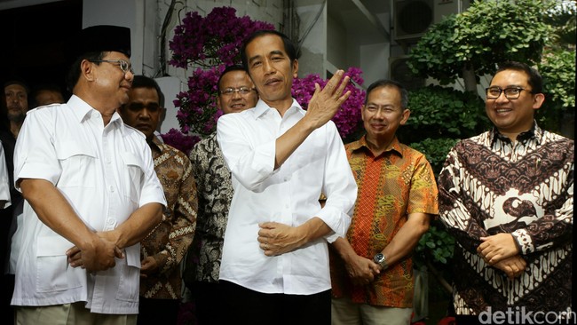 Ketua Umum Partai Gerakan Indonesia Raya Prabowo Subianto hari ini dijadwalkan bertemu dengan presiden terpilih Joko Widodo. Ini pertemuan resmi pertama mereka.